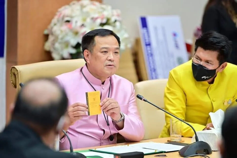 Министр здравоохранения демонстрирует паспорт вакцинированного человека. Фотография из Facebook/อนุทิน ชาญวีรกูล