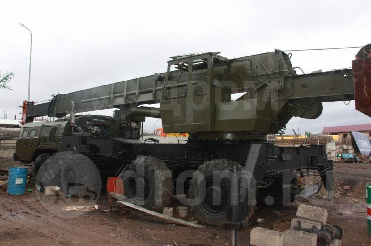 Автокран КС-5574 на шасси МАЗ-7310. Фото с сайта Дром.ру.