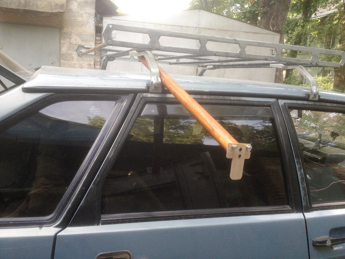 Черенок упирается в багажник и на крышу