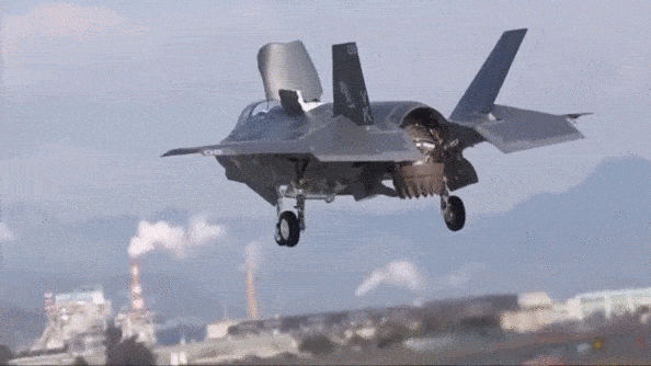 Вертикальная посадка истребителя F-35B (GIF видео).
