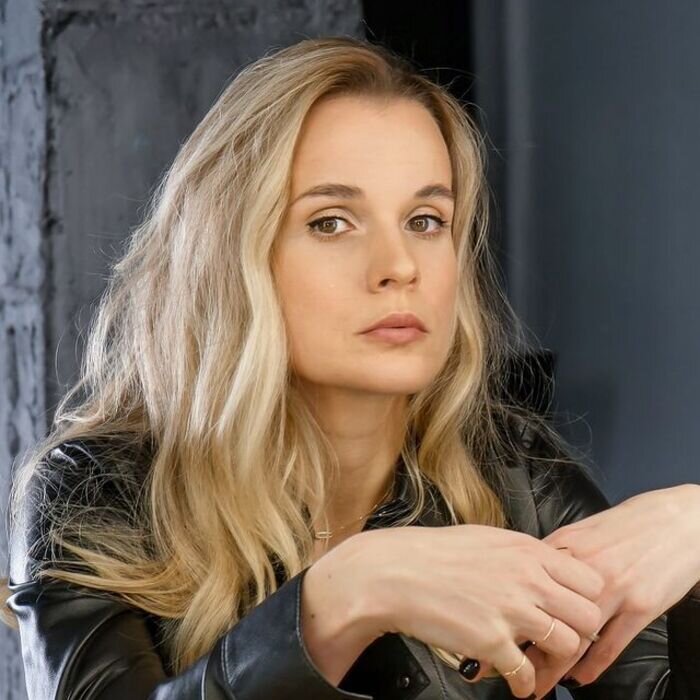 Перебрался за рубеж оставив жену с ребенком, а позже женился на ровеснице своей 