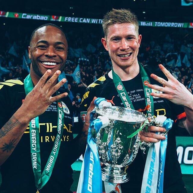 Статистика игрока
Голы27Передачи54ЖК9КК0Соотношение голов25.23%Пенальти6Матчи107Выиграно81Проиграно15Ничьи11Кевин Де Брёйне является одним из самых одаренных полузащитников нашего времени. Бельгиец может похвастаться феноменальным видением поля, невероятной техникой и мастерским исполнением стандартных положений.Первые шаги
Двукратный чемпион Англии родился 28 июня 1991 года в городе Гент. В четырехлетнем возрасте заинтересовался футболом, в дальнейшем воспитывался в академии «Дроньена», «Гента» и «Генка». В 2008-м завершил обучение и постучался в дверь первой команды «магистров».Клубная карьера
«Генк» (2008-12)
Дебютировал в мае 2009-го, но полноценным игроком основы стал с наступлением кампании 2009/10. Кевин продемонстрировал недюжинный талант, окончательно закрепился в стартовой обойме и помог родному клубу триумфовать в чемпионате страны 2010/11. В 113 поединках, проведенных в «Генке», Де Брёйне забил 17 голов и отдал 36 результативных передач.Фото: twitter.com
«Челси» (2012-14)
В январе 2012-го талантливый юноша пополнил ряды лондонского «Челси» за 8 млн евро. Увы, Андре Виллаш-Боаш, Роберто Ди Матео и Жозе Моуринью не нашли применение перспективному новичку: Кевин сидел на скамейке запасных и довольствовался минимальным количеством времени. 425 минут, 1 мяч и 1 ассист — это все, чем запомнился плеймейкер на «Стэмфорд Бридж».«Вердер» (2012-13, аренда)
В августе 2012-го Де Брёйне перебрался в «Вердер» на правах аренды. Бременцы доверились бельгийцу и нисколько не пожалели: полузащитник воспользовался предоставленным шансом и порадовал убедительным выступлением. В 34 матчах исполнитель оформил 10 голов и столько же ассистов.Несмотря на заявление «Челси» о желании оставить подопечного в Лондоне на постоянной основе, в январе 2014-го игрок был продан в «Вольфсбург» за 22 млн евро.«Вольфсбург» (2014-15)
Кевин быстро адаптировался на новом месте и качественно вырос под руководством главного тренера «волков» Дитера Хеккинга. Де Брёйне задержался в стане «зелено-белых» всего на полтора года, но успел зарекомендовать себя в качестве звезды европейской величины. Помог «Вольфсбургу» выиграть Кубок и Суперкубок Германии, в 73 встречах отличившись 20 мячами и 37 передачами.Фото:instagram.com
А уже летом 2015-го «Вольфсбург» сорвал куш: «Манчестер Сити» выложил за трансфер плеймейкера 76 млн евро.«Манчестер Сити» (2015 — наше время)
Де Брёйне отлично интегрировался в структуру «горожан» и сегодня считается признанным лидером клуба. Особые высоты были достигнуты с помощью Хосепа Гвардиолы: каталонский наставник круто «прокачал» бельгийца и позволил тому взять на себя ответственность за креатив. Впечатляющая форма Кевина (даже с учетом травм) заставила общественность рассуждать о нем как о лучшем исполнителе планеты и потенциальном обладателе Золотого мяча. Сравнение с Лионелем Месси и Криштиану Роналду — ярчайшее подтверждение экстра-класса, демонстрируемого игроком на длительной дистанции.По состоянию на апрель 2020 года Де Брёйне появился в 209 матчах, отметившись 50 голами и 86 передачами.Карьера в сборной
Вызывался в сборные различных возрастов. В августе 2010-го дебютировал в главной национальной команде, участвовал в Евро-2016 и двух чемпионатах мира (2014, 2018). На мундиале, организованном в России, завоевал бронзовые медали.Музей трофеев
Полузащитник обладает внушительным послужным списком. Кевин выиграл чемпионат Бельгии (2010/11), Кубок Бельгии (2008/09), Суперкубок Бельгии (2011), Кубок (2014/15) и Суперкубок Германии (2015). В составе «Ман Сити» взял 2 «золота» АПЛ (2017/18, 2018/19), Кубок Англии (2018/19), 4 Кубка английской лиги (2015/16, 2017/18, 2018/19, 2019/20) и 2 Суперкубка Англии (2018, 2019).Что касается личных достижений, то Де Брёйне был признан лучшим спортсменом Бельгии (2015), футболистом года в Германии (2015), попадал в символичные сборные УЕФА (2017), Лиги Европы (2014/15), Лиги чемпионов (2017/18) и ЧМ-2018.