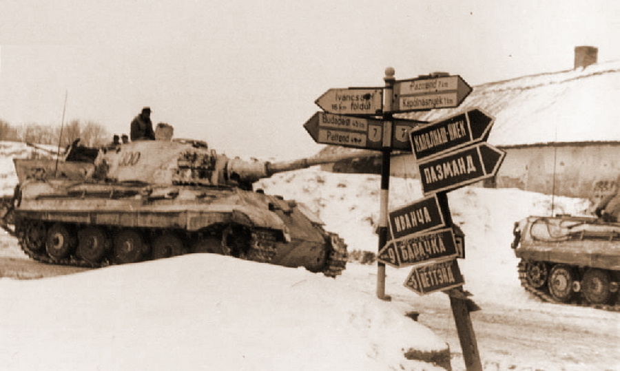  «Королевские Тигры» 509-го ттб на дороге Петтенд — Капольнашньек — Барачка, операция «Конрад III». На переднем плане танк №300 командира 3-й роты