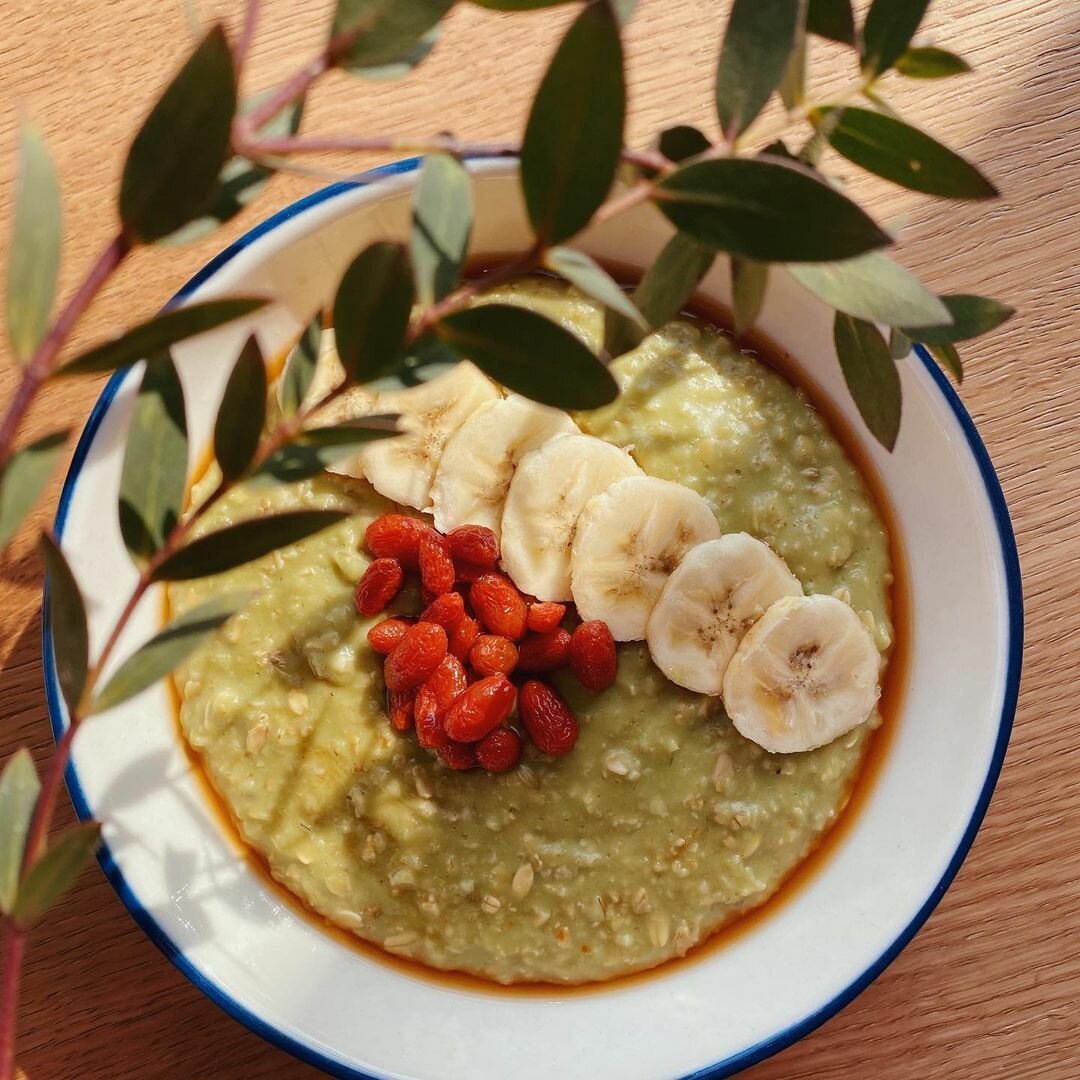 Пшеничная каша с бананом и черной смородиной