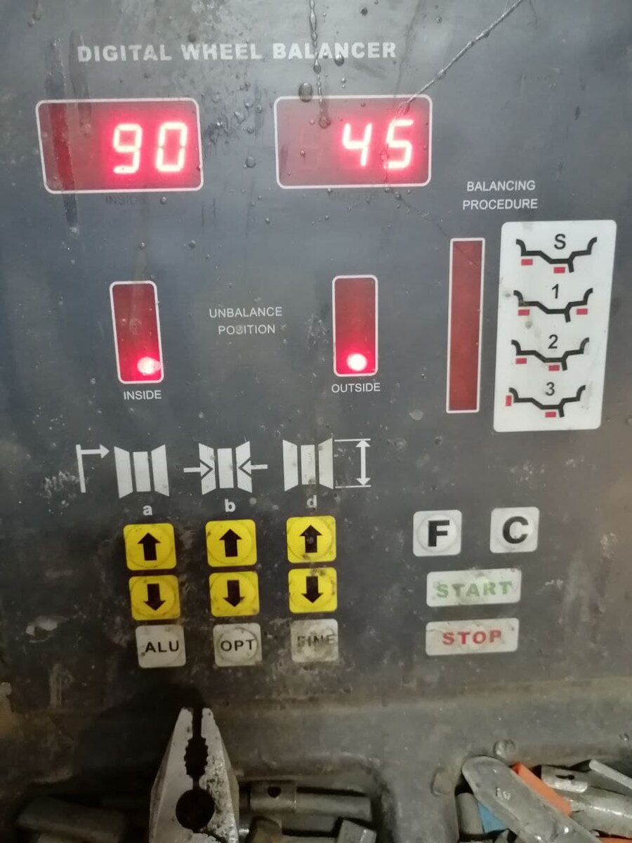 Это дисбланс левого заднего колеса. 