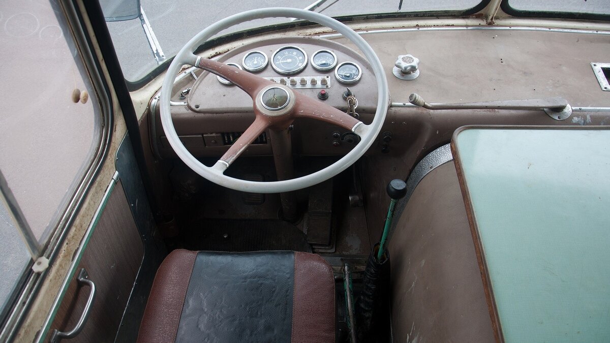 Кабина Skoda-706RT. Источник фото: kolesa.ru