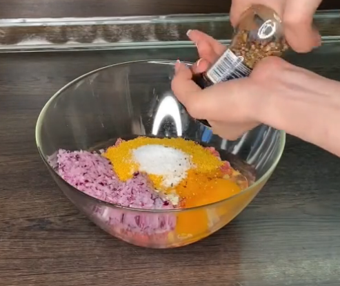 Вбейте яйцо и положите специи