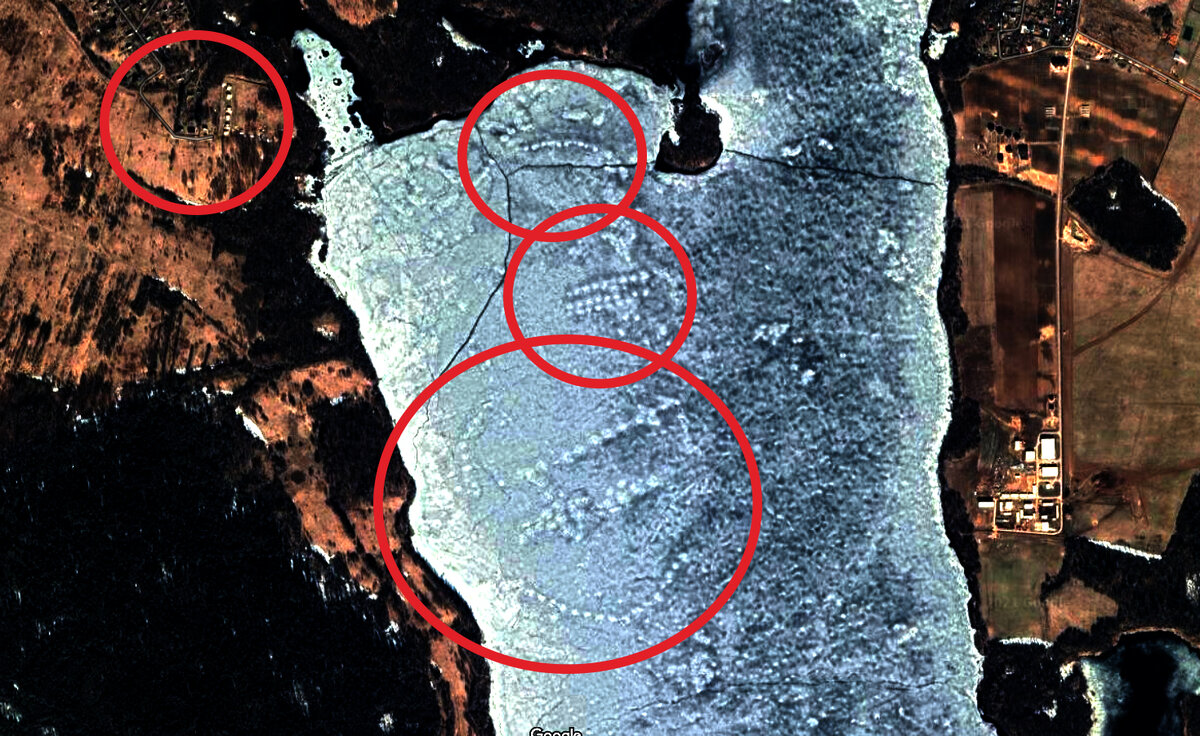 Круги огромные и их много. Сравните с размером домов.