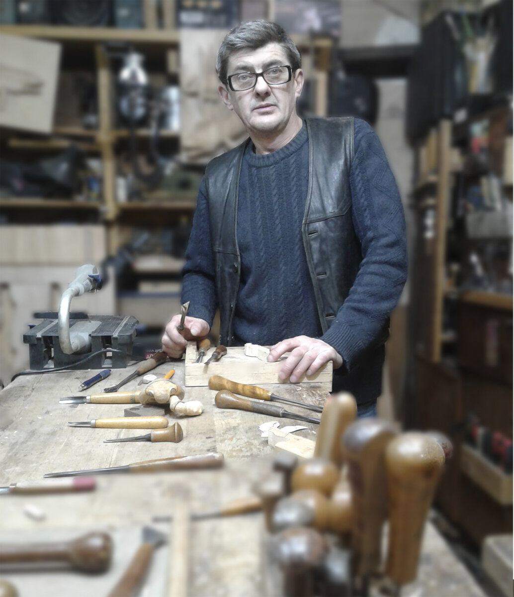 Владимир Рубин - Томский мастер ручной резьбы по дереву в своей мастерской.