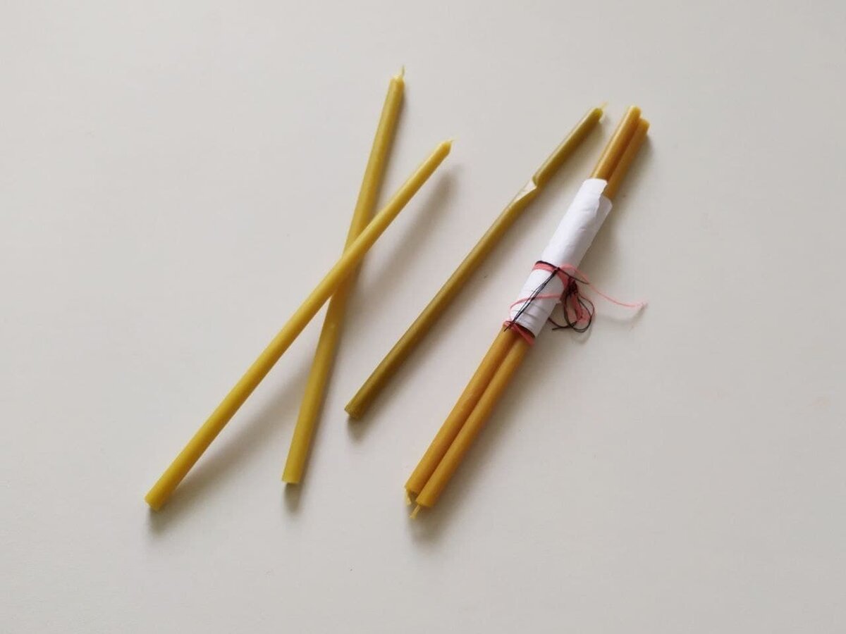 В храме мы обязательно покупаем свечи и зажигаем их перед образами святых, но делаем ли мы это правильно?