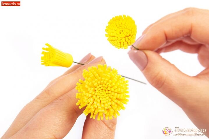 Вы создаете цветок из маленьких частей, где подбираете нужный размер и импровизируете с формой каждого элемента.