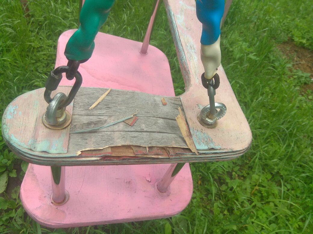 Повреждение качелей