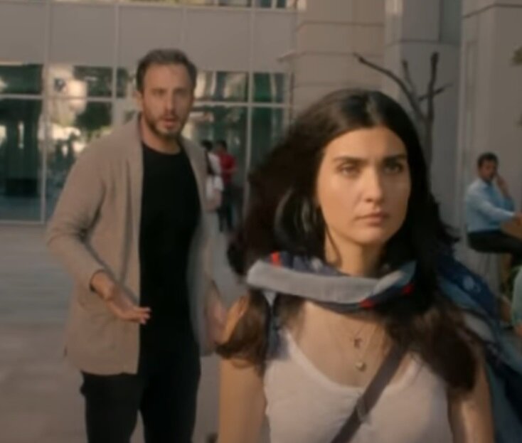 Скрин кадра сериала "Позвони моему агенту"/Menajerimi Ara