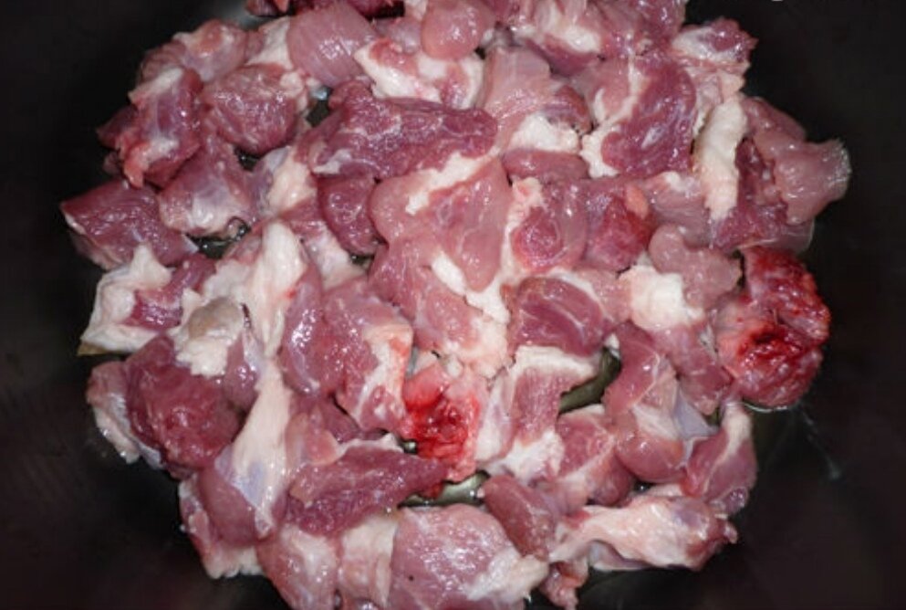 Тушеная капуста со свининой и рисом в мультиварке