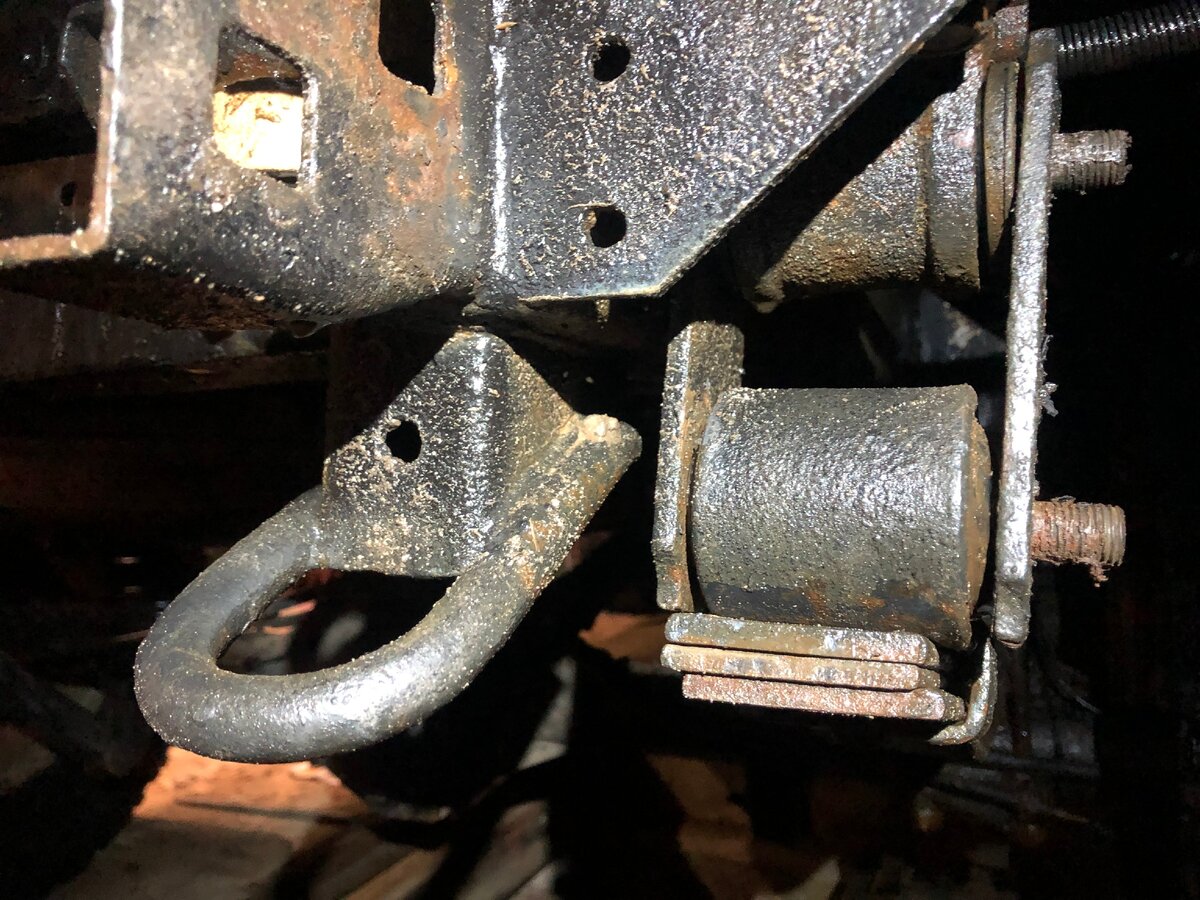 Рессора перемещается влево-вправо, при артикуляции моста, издавая скрежет сайлентблока об нижнюю ось серьги. Кстати динитрол на раме не плохо пережил зиму, этим летом в планах обновить.