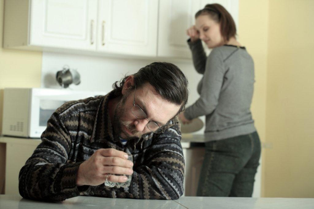 Жанна, которая зависима от Жоры, который зависим...