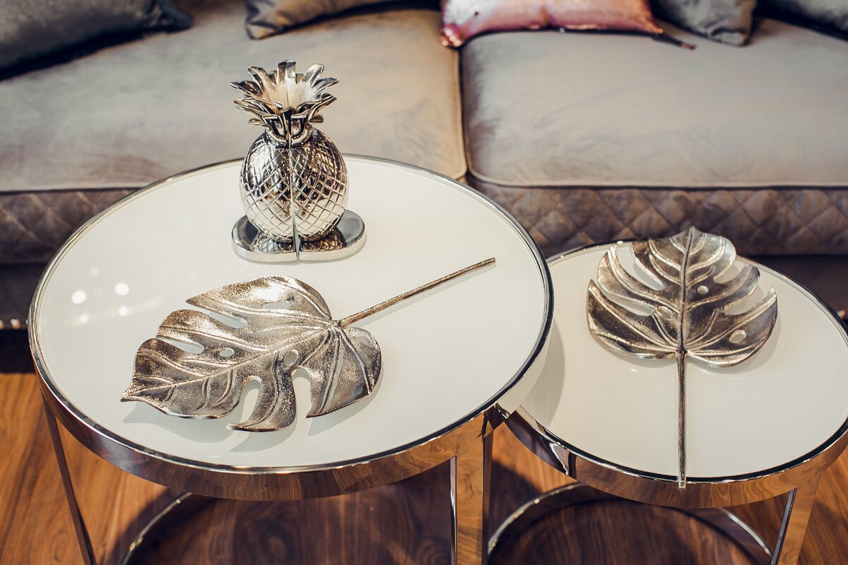 Металлические листья вполне способны заменить блюдо. Garda Decor.