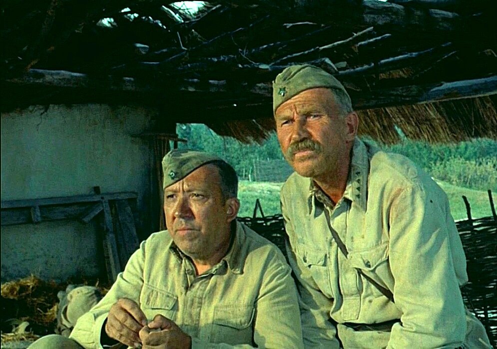 Иван Лапиков и Юрий Никулин в фильме "Они сражались за Родину"