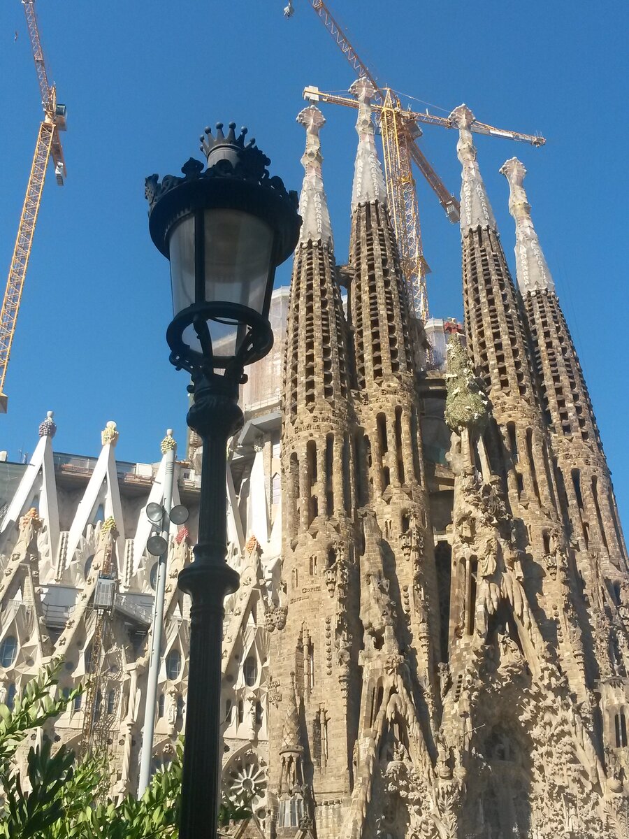 Справа работа Гауди, а слева его учеников