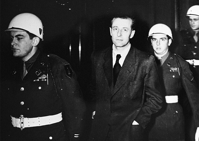 Фриче под конвоем направляется в зал суда