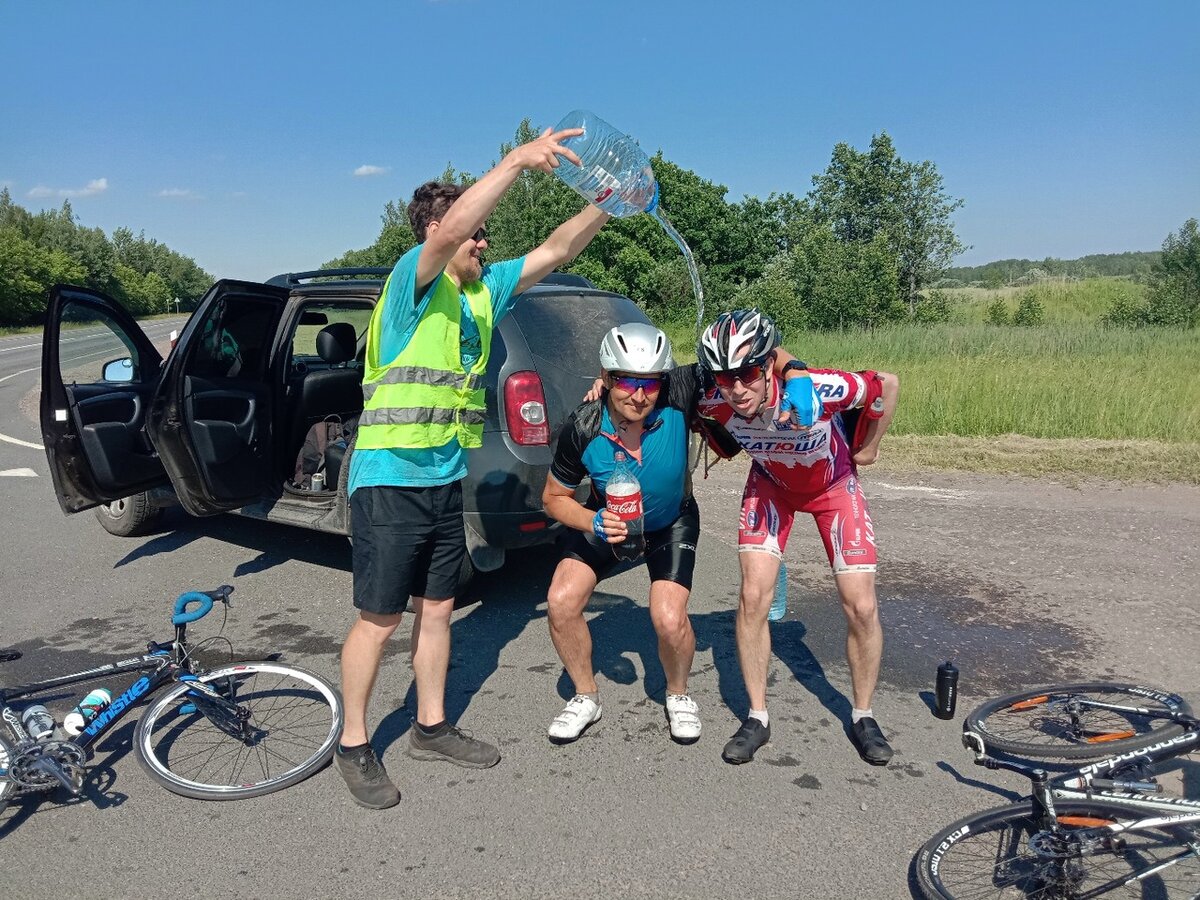 В 2020 бревет выдался ОЧЕНЬ жарким, желающих из основной группы в пути поливали водой и заправляли на ходу