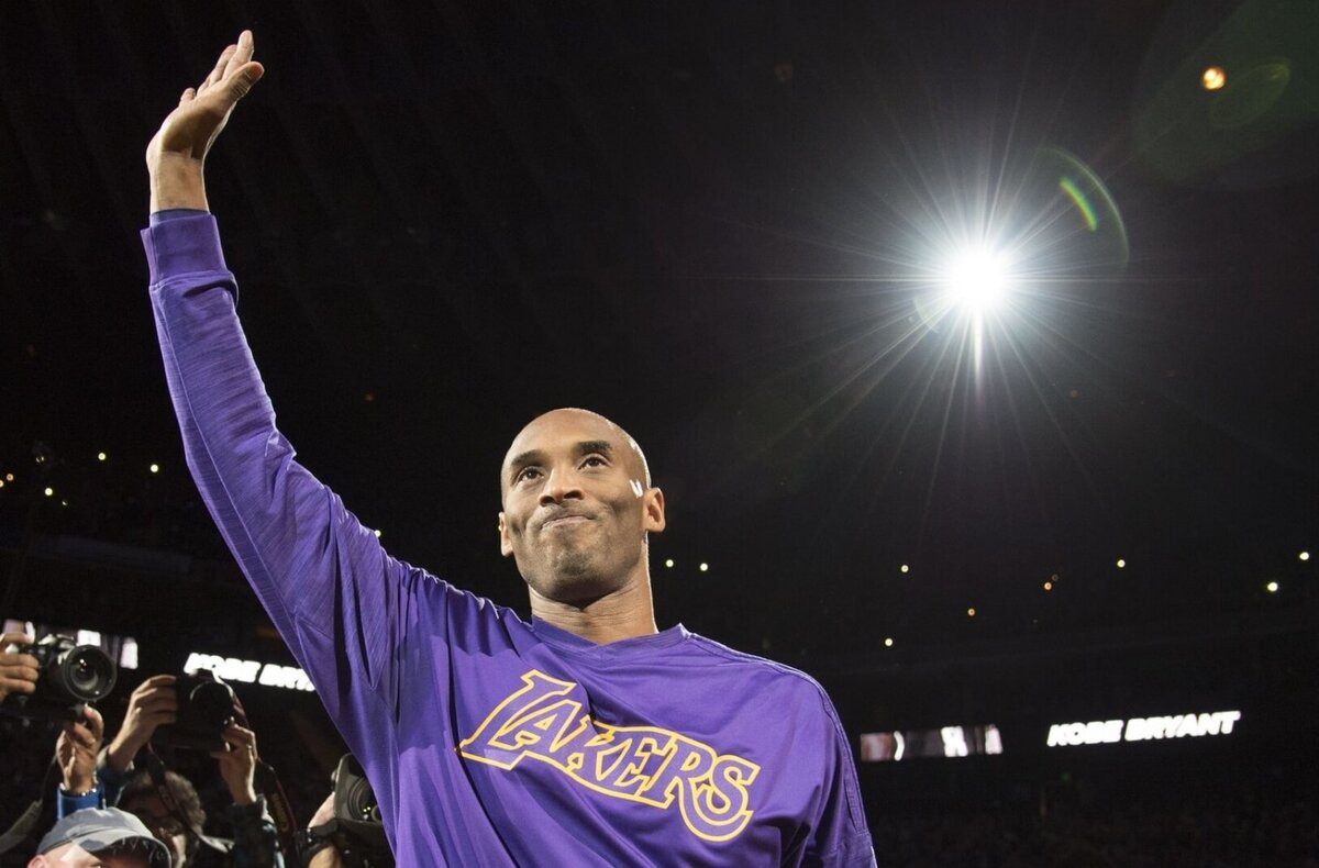 Коби машет рукой