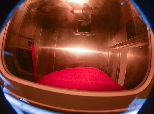 Фотографы фотографируют через окна тюремного фургона, в котором  везут Менди 
