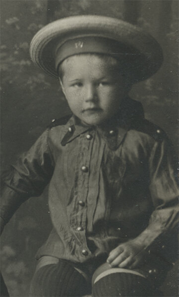 Фотография 1915 года из коллекции Веломузея Андрея Мятиева, запечатлевшая братьев-близнецов и сестер с трехколесным велосипедом. 