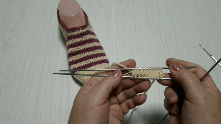 тапочки следки марципан. следки на двух спицах от мыска. наталья калиновская тапочки следочки. тапочки следочки светланы ивановой. тапочки вязаные с мыска.