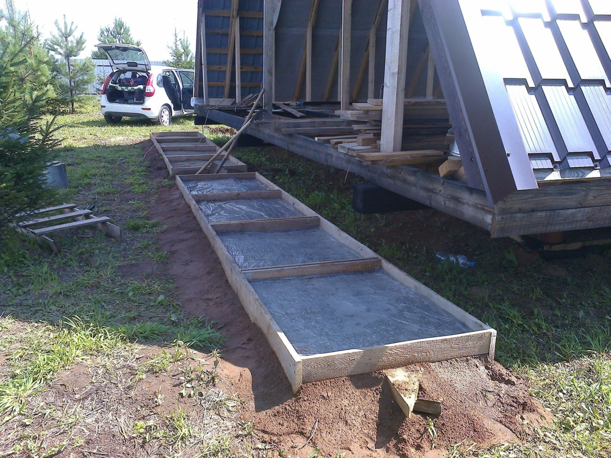 Выставлена опалубка, затем произведено выравнивание с помощью грунта, далее песчаная подушка 50 мм, затем плёнка и кладочная сетка в каждом сегменте.