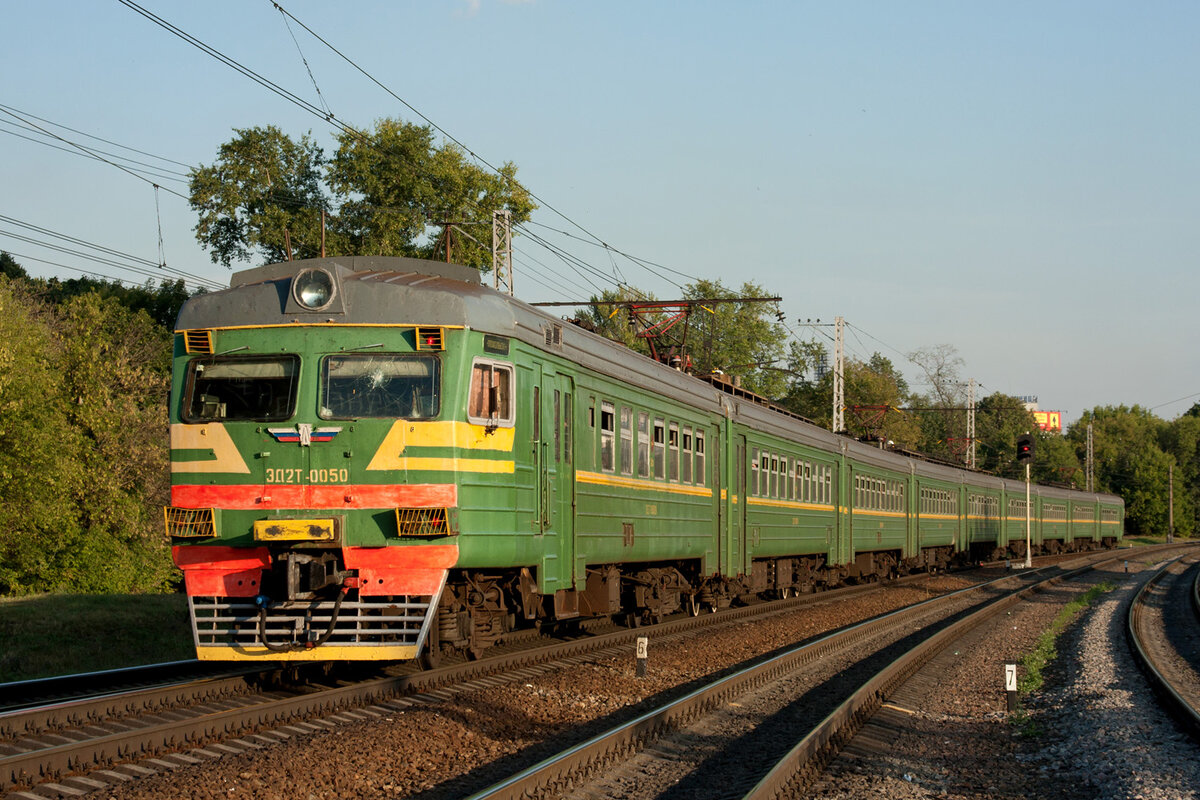 Эд2т. Эд2т электропоезд в ясную погоду.