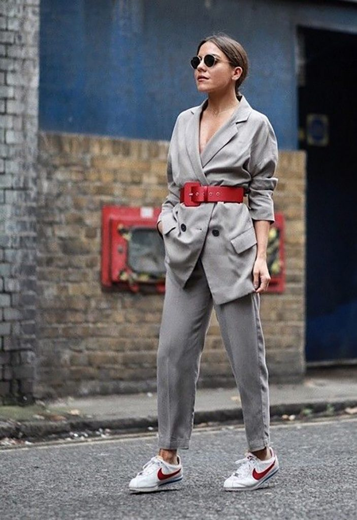 Образы спортивного стиля. Стритстайл жакет с поясом. Пиджак с поясом уличный стиль. Серый костюм стритстайл. Серый костюм женский Street Style.