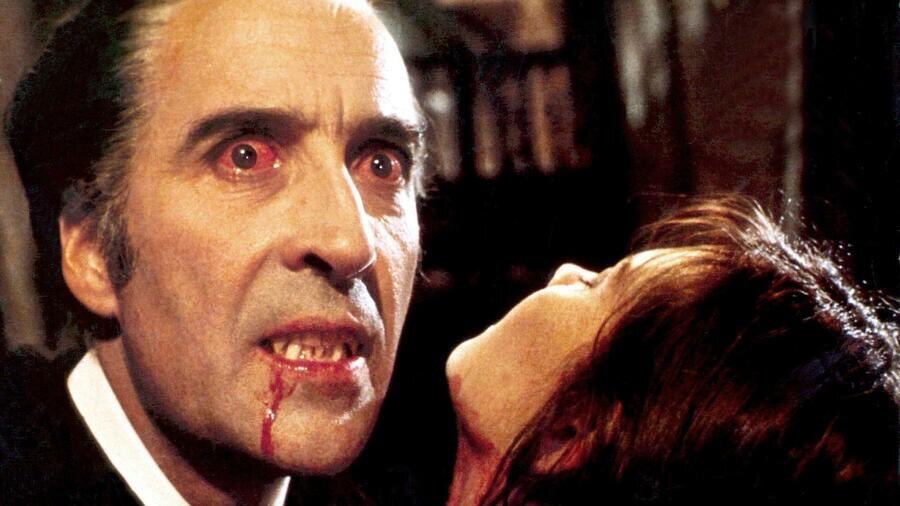 Кристофер Ли в образе Дракулы