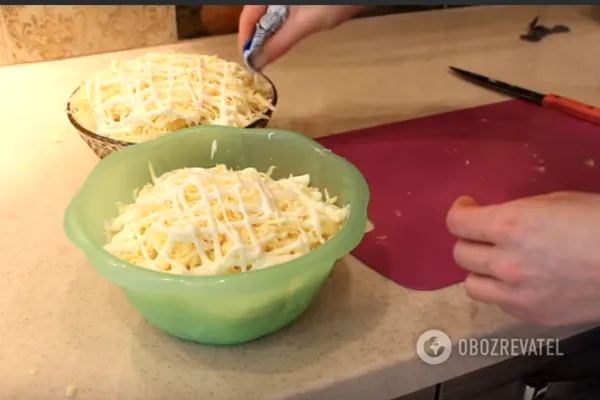 Сверху на сыре делаем майонезную сеточку