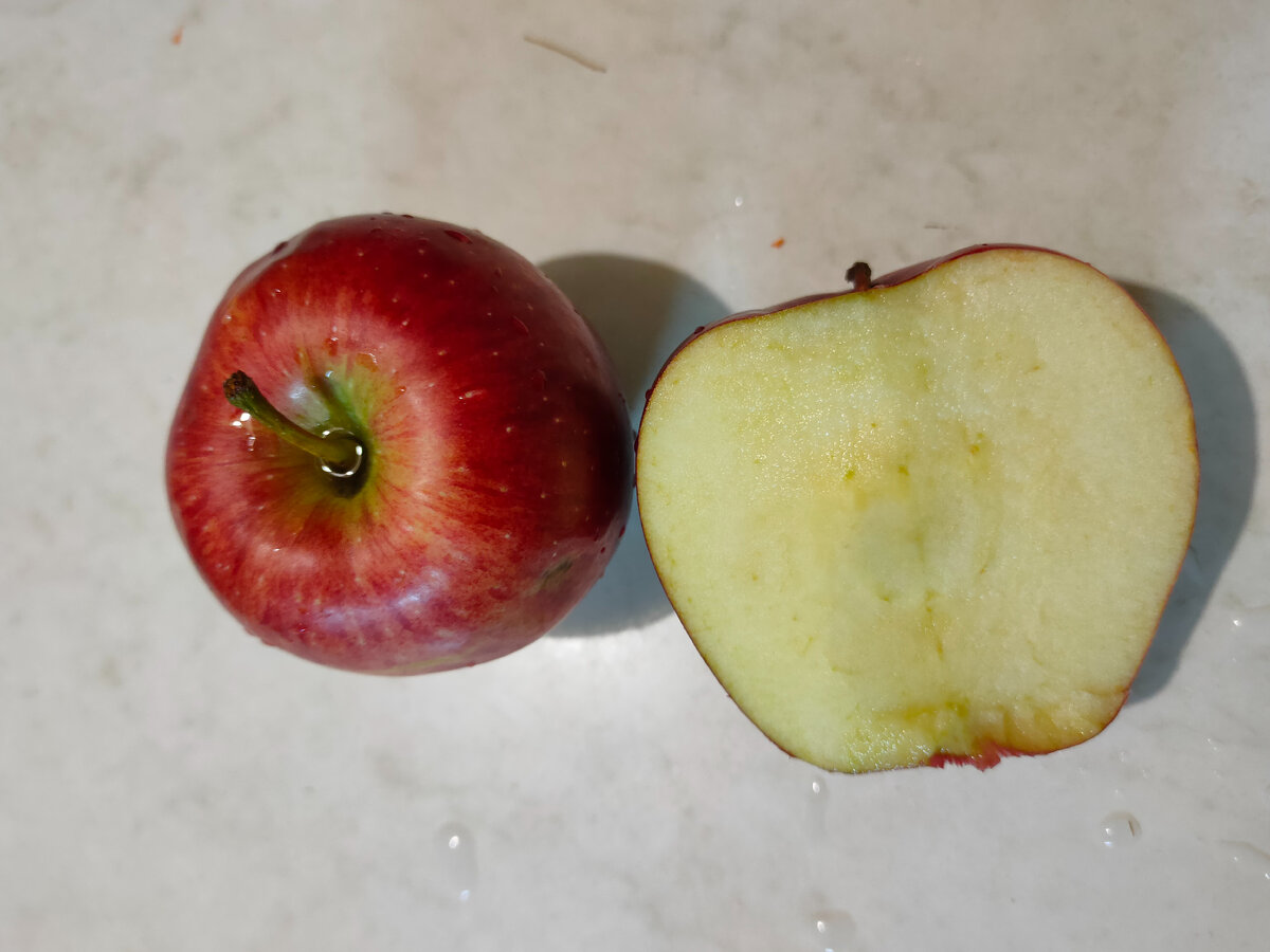 Красное яблоко в разрезе. Товар из ХлебСоли