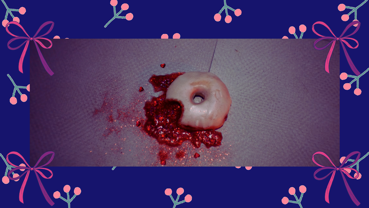 Кто же преступник и жертва, при чем здесь пончик?! 
Источник: TWICE 「Doughnut」 Music Video