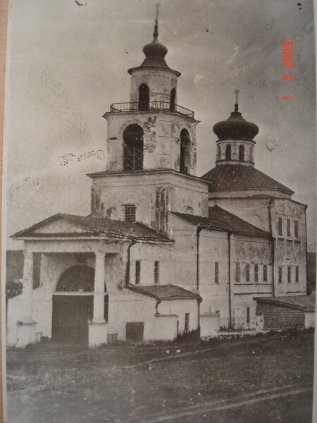 Введенский храм был центральный храмом поселка. Паскудно и похабно уничтожили, затем использовали строение в разных вариантах. Кости с прихрамового кладбища священнослужителей вытряхнули из гробов, втоптали в грязь. Таковы устои большевизма. 