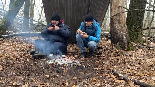 В зимнем лесу разбили лагерь и развели костер. На костре пожарили котлеты и запекли картошку на углях