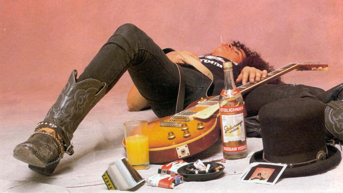 Слэш отдыхает после пьянки