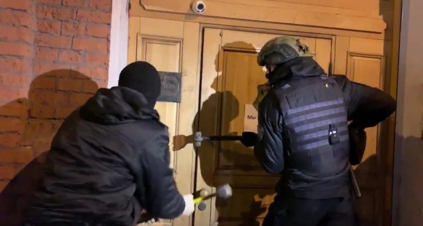 Полиция вскрывает автомобиль