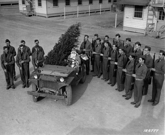 Санта-Клаус использует вместо саней "Willys MA". (Кэмп Ли, Вирджиния, Рождество 1941 года).