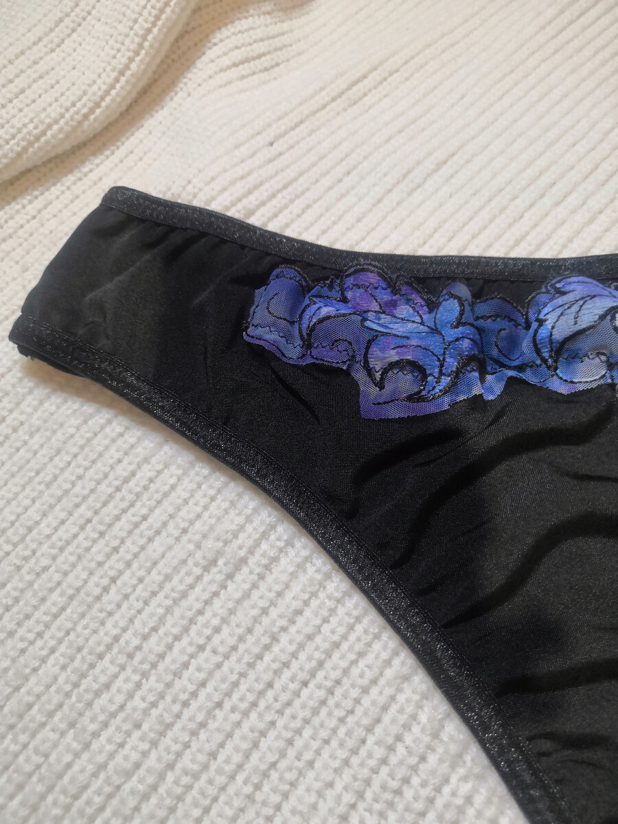 Стринги спереди с аппликацией из вышивки на сетке