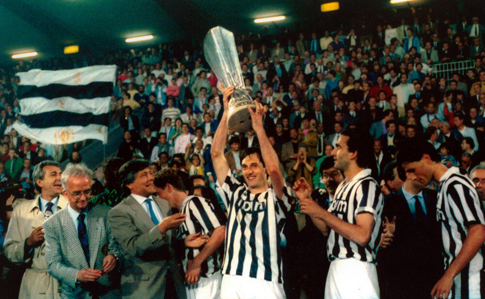Ювентус празднует победу в Кубке Уефа-1990 года