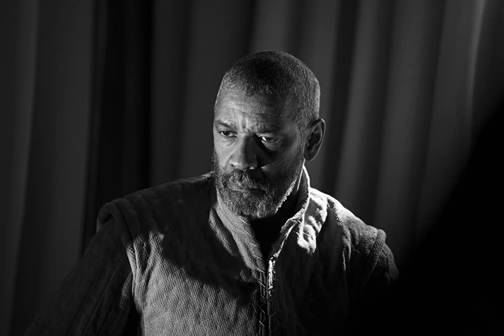 Кадр из фильма The Tragedy of Macbeth. Режиссер: Джоэл Коэн. Оператор: Брюно Дельбоннель. Производство: A24, IAC Films, Невафильм  