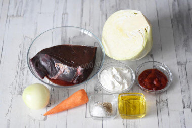 ШАГ 1:
Как сделать тушеную печень с капустой быстро и вкусно? Помимо говяжьей печени можете взять любую другую печенку - свиную или куриную. Печенку можете брать свежую или замороженную. Замороженный продукт необходимо предварительно разморозить на нижней полке холодильника. Томатную пасту можете заменить на кетчуп или свежие очищенные от кожицы и нарезанные кубиками помидоры. Растительное масло можете использовать любое. У меня подсолнечное.