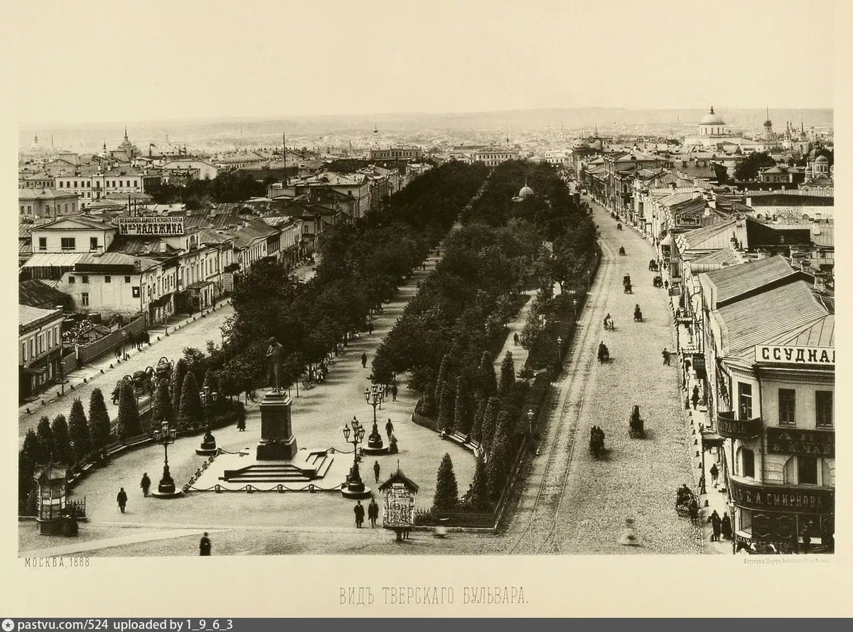 Вид Тверского бульвара (с колокольни Страстного монастыря), 1888 г. Справа - дом № 33. Автор:«Шерер, Набгольц и К». Источник:«Виды некоторых городских местностей, храмов, примечательных зданий и других сооружений. 1891» (Издание Н.А.Найденова). Листайте, чтоб посмотреть еще фотографии!