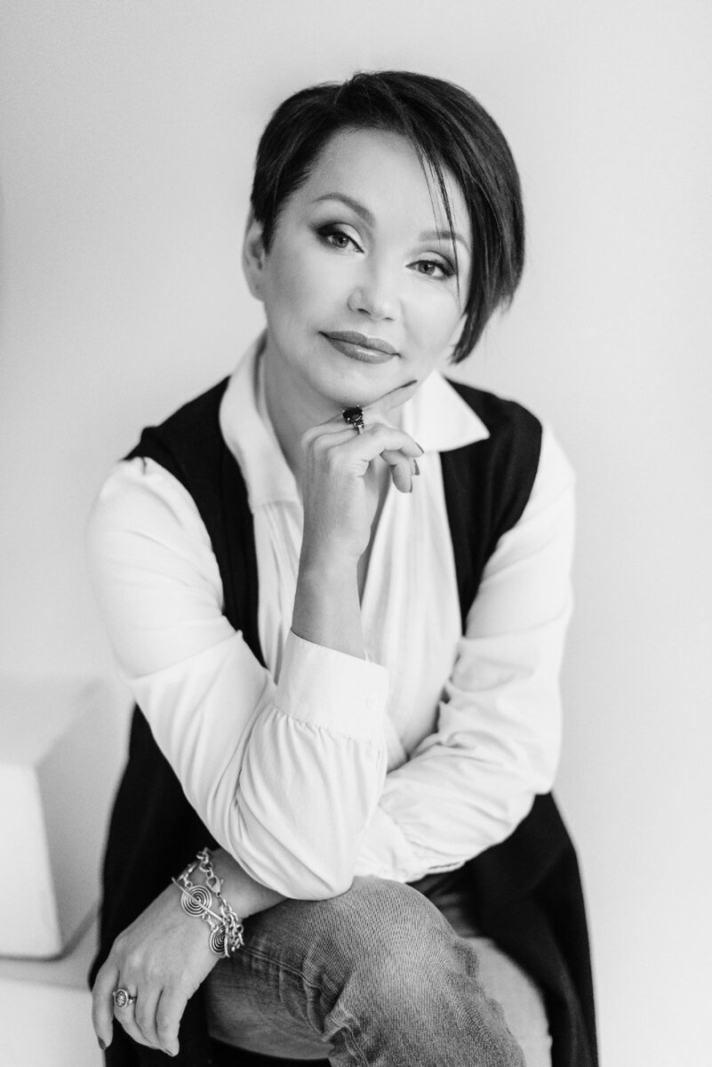 Татьяна Ногинова – руководитель отделения, лауреат национальной театральной премии «Золотая маска», известный театральный художник.