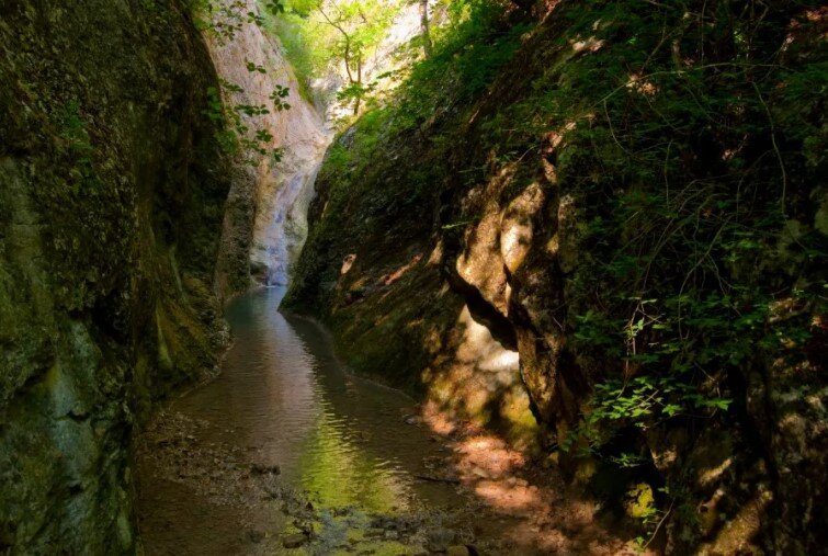Река Танас в низу Чёртовых ворот Крыма (Шайтан-Капу). Алушта