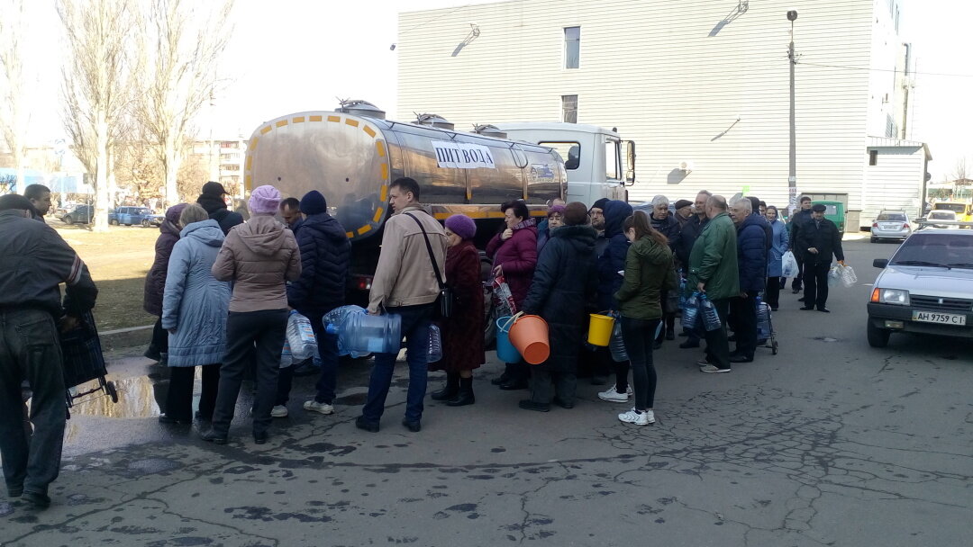 Вода в донецке сегодня. Очередь за водой. Очередь за водой в Донецке. Подвоз воды Донецк. Очередь за водой Мариуполь.