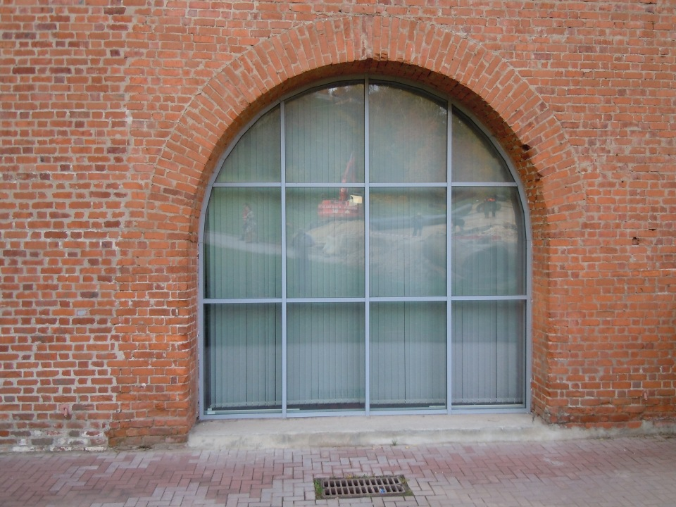 Ивановская башня с тыла. Стекло и жалюзи. Можно сказать — не отстают от Европы